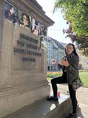 Nena Snezana Akhtar vom Verein MJ’s Legacy e.V.  begann gleich am Samstag wieder mit der Zurückverwandlung des Michale Jackson Denkmals  (©Foto: Martin Schmitz)